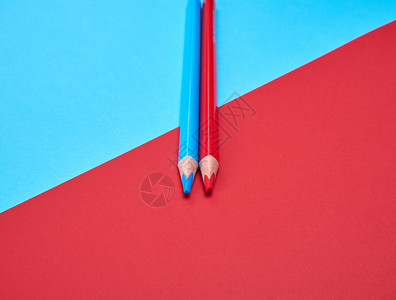 两支木铅笔放在抽象的彩色背景上关闭图片