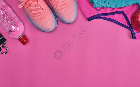 粉红色运动鞋和其他适合粉红色背景顶视图的健身品图片