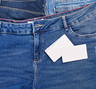 空白纸卡片在蓝色牛仔裤上全框图片