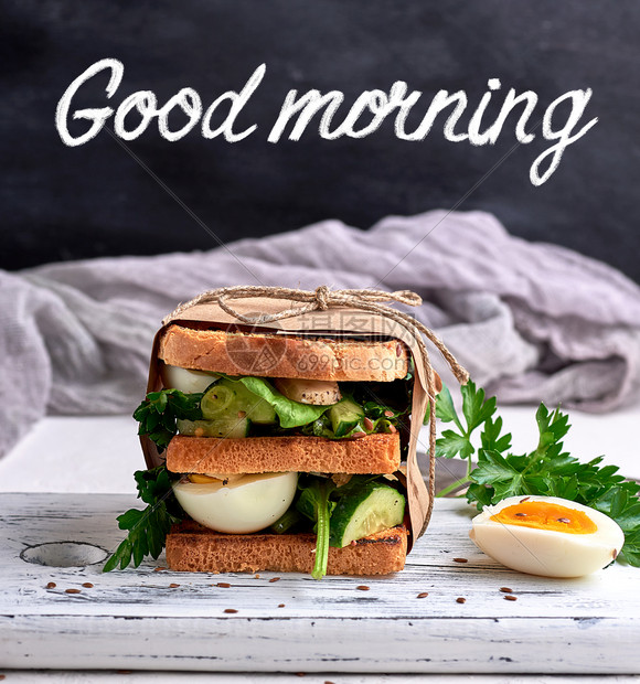 法式吐司三明治和生菜叶煮鸡蛋包在纸上的素食刻早好白粉图片