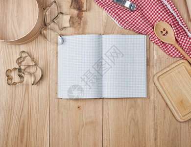 线和木制厨房附件食谱概念顶视图中的空开笔记本和木制厨房附件图片