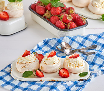 奶油草莓烤圆饼图片