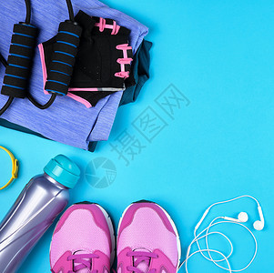一对粉色运动鞋有蓝背景顶部视图复制空间服装和运动用品的带鞋图片
