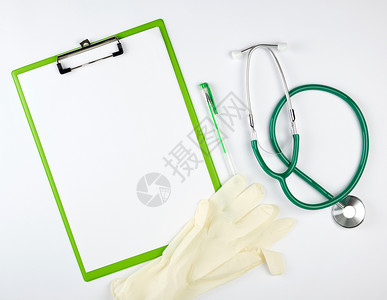 绿色医学听诊器手套和绿色纸持有者白背景复制空间图片