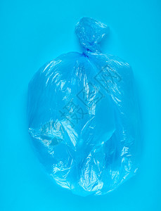 蓝色背景顶视图的垃圾用蓝色塑料袋图片