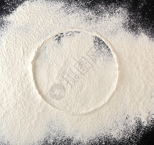 喷洒白面粉从筛选处的圆印面最高视图图片