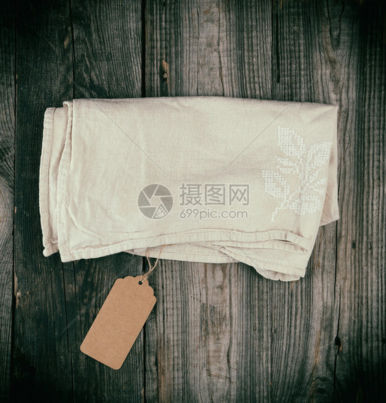 灰木背景顶视图上的灰木背景用空棕色标签捆绑的折叠便巾图片