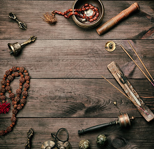 铜歌碗祈祷珠鼓和其他宗教物体用于在棕色木背景上进行默思和替代药物复制空间图片