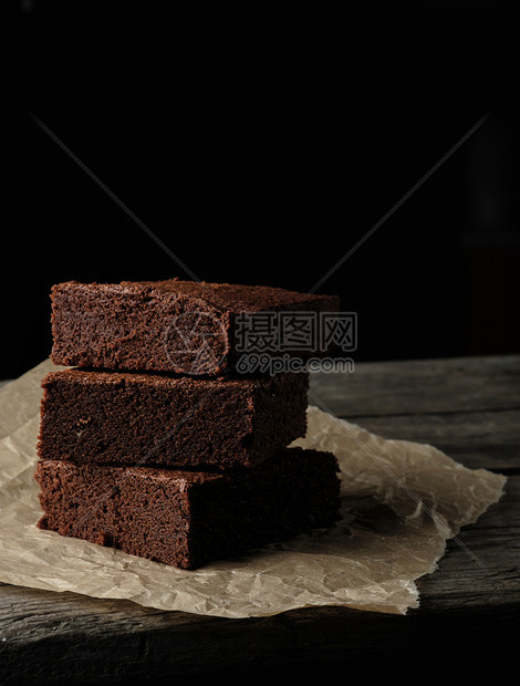 棕色纸上巧克力蛋糕黑色背景图片