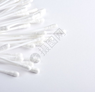 白棉塑料棒用于耳清洁的棉签图片