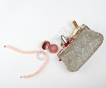 白底露银开的化妆袋和妇女品香水红口和珍珠粉图片