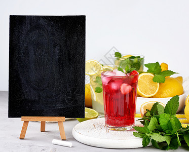写暑期饮料食谱和一杯子的黑白粉板杯面上装有浆果柠檬汁新鲜黄和薄荷绿色图片