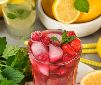 杯子里的红色草莓柠檬汁顶端风景关上图片