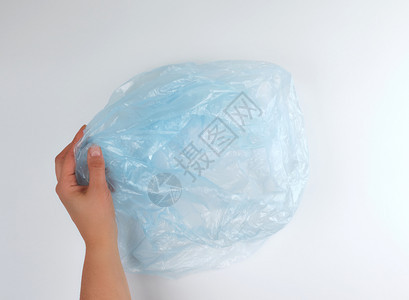 女手持蓝色塑料垃圾袋白色背景顶视图图片