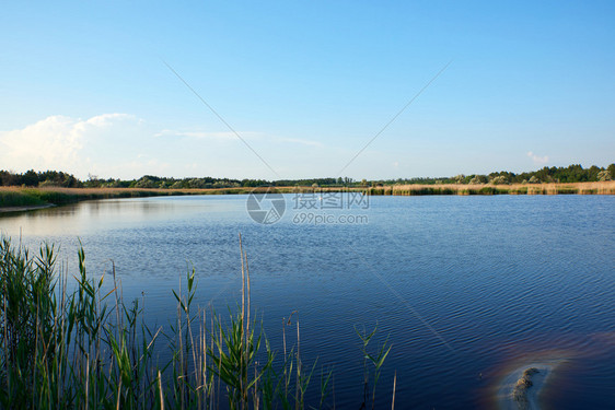 乌克兰蓝赫尔森市草原中的湖图片