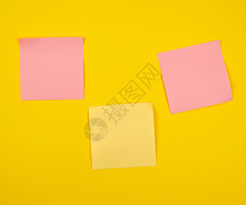 粉色和黄纸贴在黄色背景上近图片