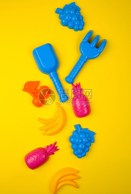 黄色背景的多塑料玩具水果关闭图片
