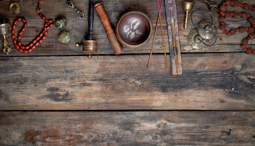 铜歌碗祈祷珠鼓和其他宗教物体用于在棕色木背景上进行默思和替代药物复制空间图片