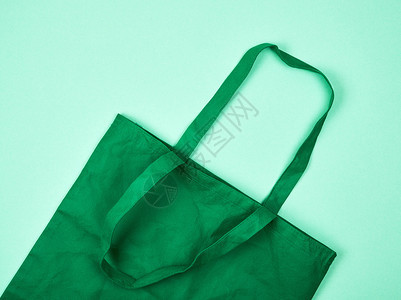 绿色空生态袋由长把手粘紧消除塑料袋使用和以生态取代的概念所制成图片