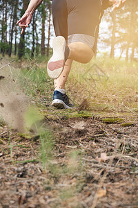 身穿黑短裤的成年男子奔跑在迷幻的森林中对抗明亮的阳光健康生活方式的概念和在新鲜空气中奔跑图片