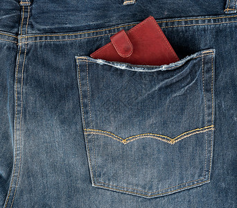 蓝牛仔裤后口袋的棕色皮钱包全框图片
