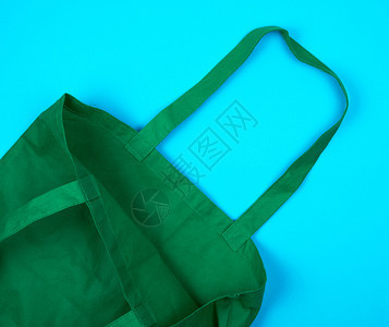 绿色空生态袋由长把手粘紧消除塑料袋使用和以生态取代的概念所制成图片