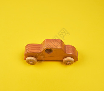 黄色背景的木制儿童汽车复空间图片