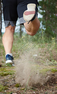 穿黑短裤的成年男子在迷宫森林中奔跑健康生活方式的概念和在新鲜空气中奔跑图片