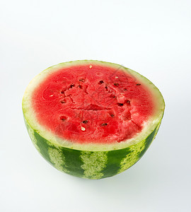 半圆剪头半圆熟的红西瓜白底有棕色种子夏莓背景