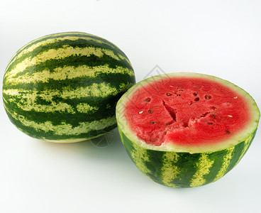半熟的西瓜配有红多汁的纸浆和种子白底的全绿甜夏莓图片