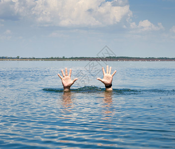 一对男手在夏日从海水中扎出一对男手个沉入水中的人手势图片