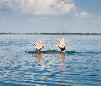 一对男手在夏日从海水中扎出一对男手个沉入水中的人手势图片