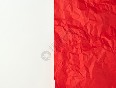 白色背景复制空间上的折叠红纸图片