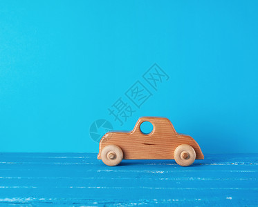 蓝色背景的老木童车复制空间背景图片