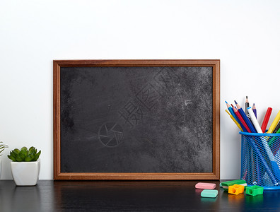 黑桌上的蓝色金属摊子中的多色铅笔回到学校的概念图片