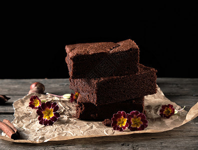 棕色纸上巧克力蛋糕黑色背景图片