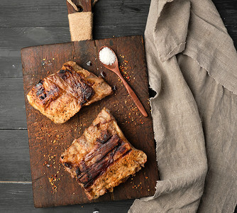 棕色木制剪板上烤猪排图片
