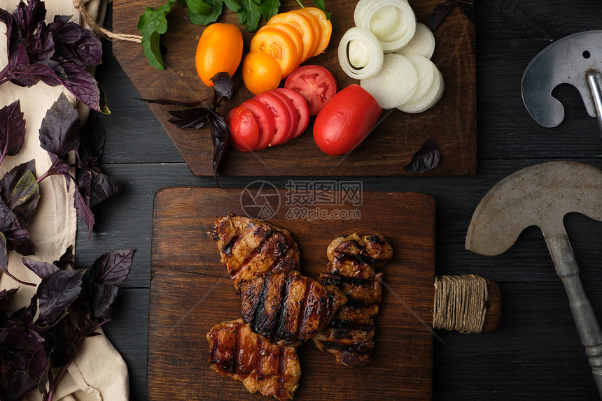烤猪肉旁边的板切碎新鲜蔬菜洋葱西红柿烤肉顶视图片