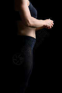 穿着黑色胸罩和腿部运动员站在侧低键图片