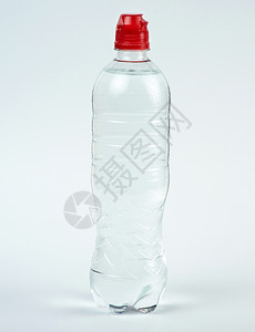 透明塑料瓶白色背景上有淡水的透明塑料瓶关闭图片
