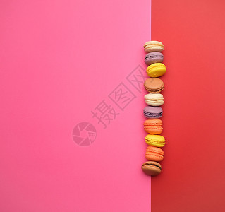 多色圆形烤面包条奶油在粉红色背景线上平整的面复制空间图片