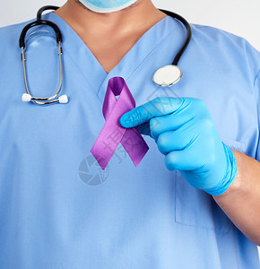 蓝制服和乳胶手套医生戴紫丝带作为早期研究和疾病控制阿尔茨海默氏病细胞纤维化狼疮胰腺癌结骨病的象征图片