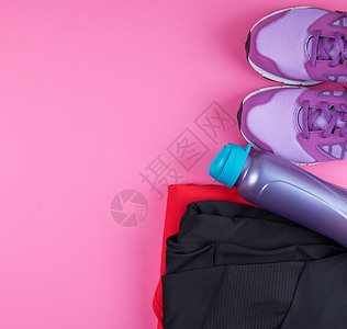 粉红妇女运动鞋瓶水粉红背景运动服装顶视复制空间图片