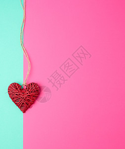 红装饰性心脏 挂在棕色绳子上 复制空间图片