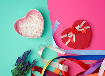 红心形礼品盒以粉红绿色背景顶视图喜庆背景为弓首背景图片