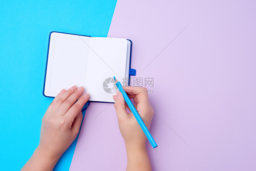 女右手用彩色背景顶视图纸面信息书写过程图片