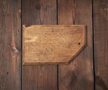 古老的木形三角切割板顶视图棕色木背景图片