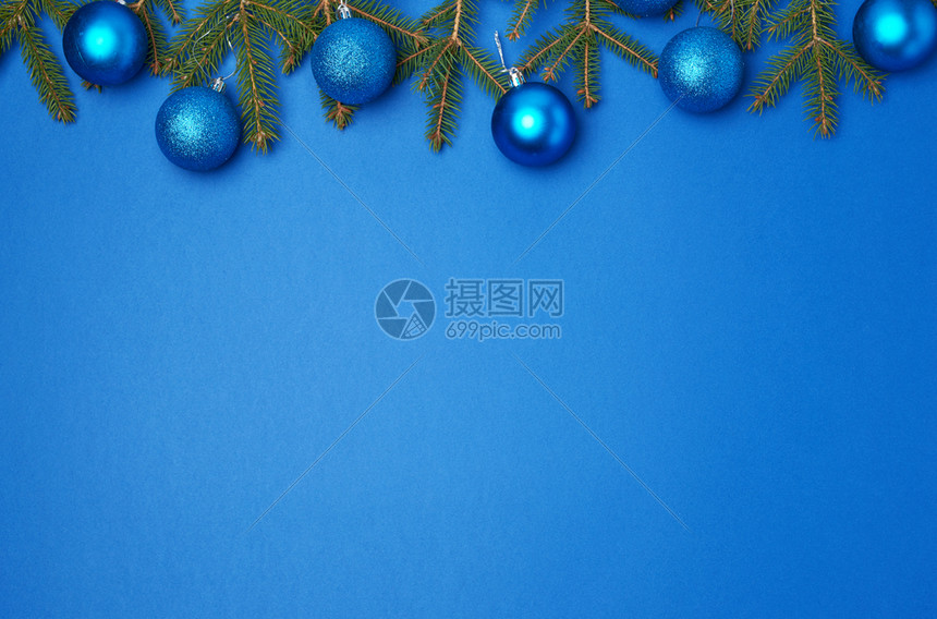 绿色树枝蓝背景的闪亮圣诞球节和新年的庆背景登记地点图片