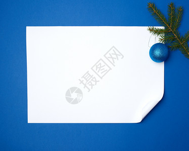 白纸底角有卷曲绿色的杂料圣诞贺礼信的背景图片