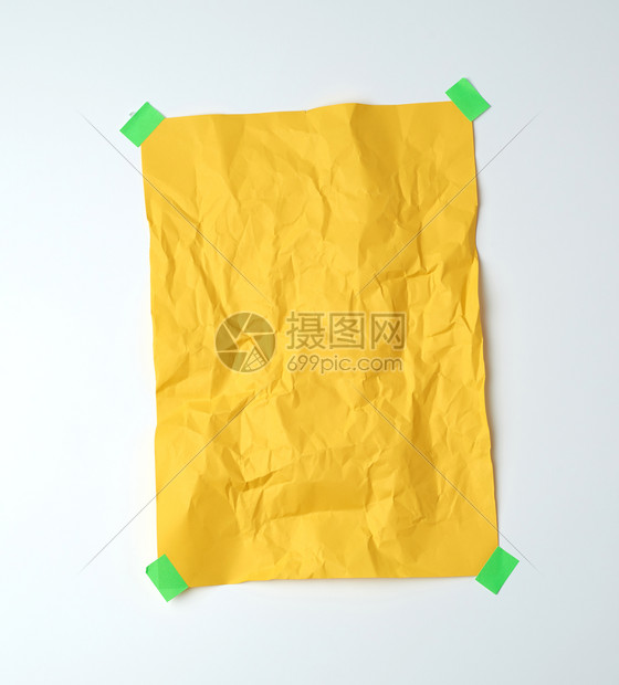 白色背景文字位置上用绿色粘纸贴在白色背景上的空黄折叠纸高清图片下载 正版图片 摄图网